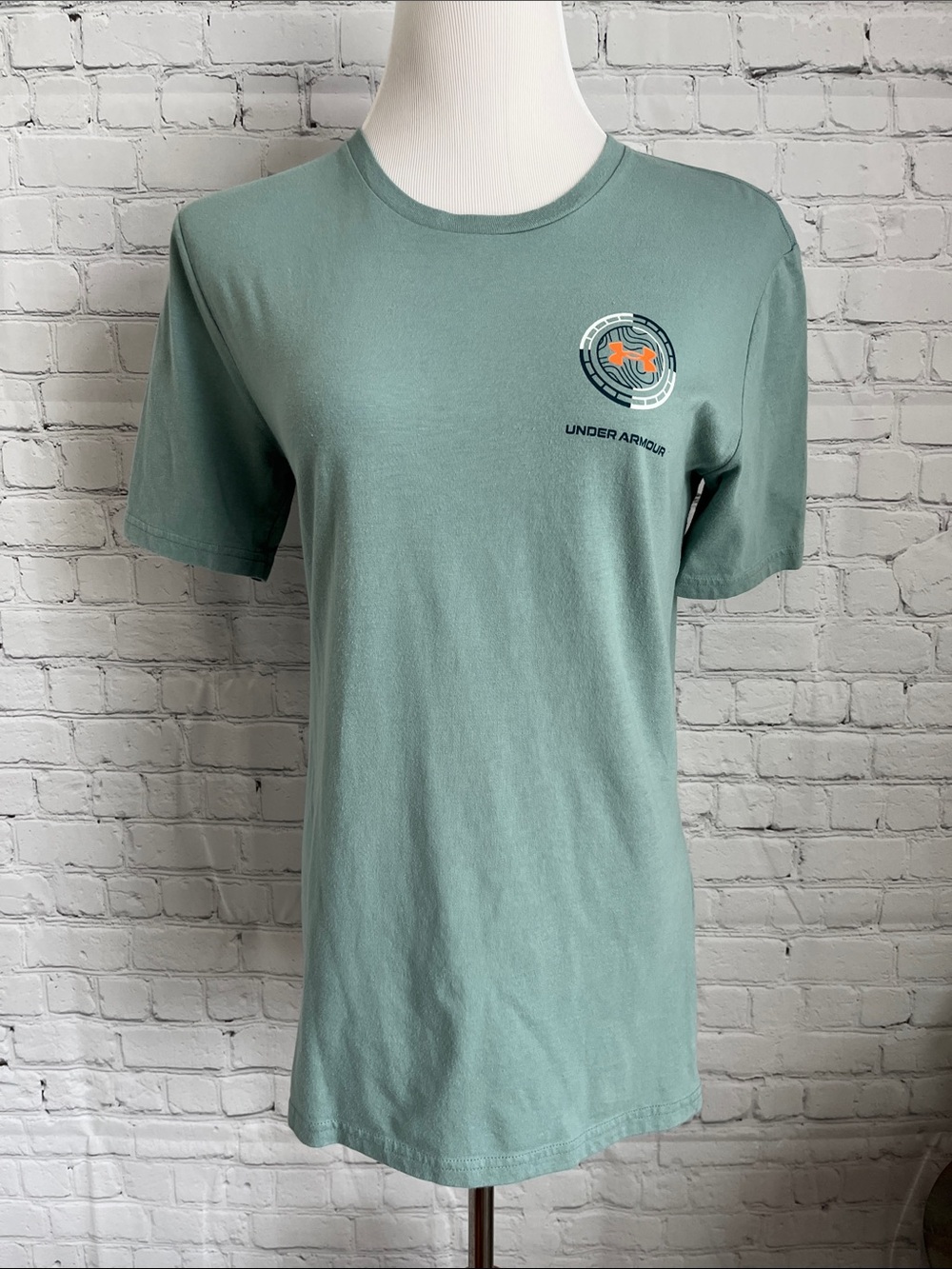 Under Armour Short Sleeve Tee in Sage Green with Engineered Compass